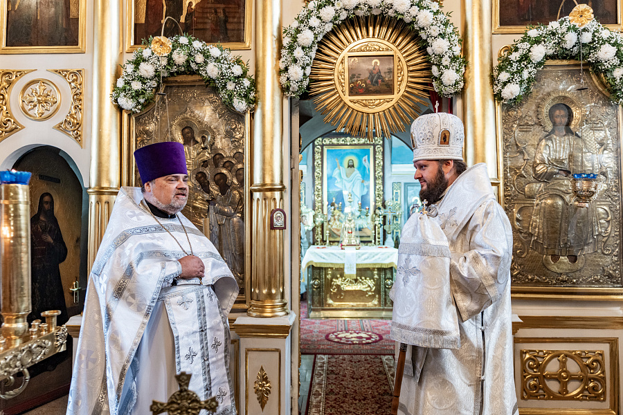 Архиерейское богослужение в Димитриевскую родительскую субботу в Успенском храме села Жилино г.о. Люберцы
